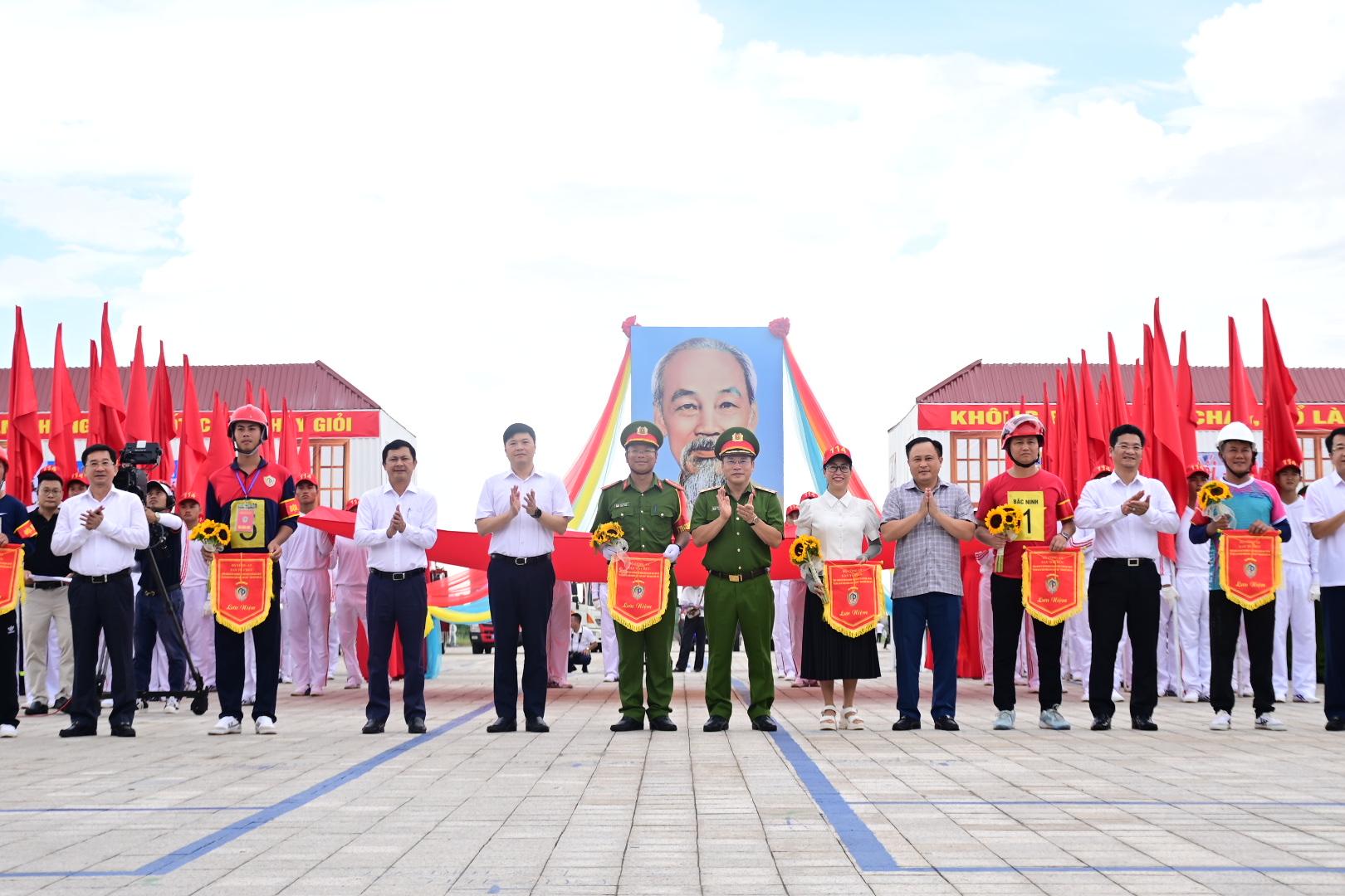 Chung kết Hội thi nghiệp vụ chữa cháy và cứu nạn, cứu hộ “Tổ liên gia an toàn phòng cháy, chữa cháy” toàn quốc năm 2024